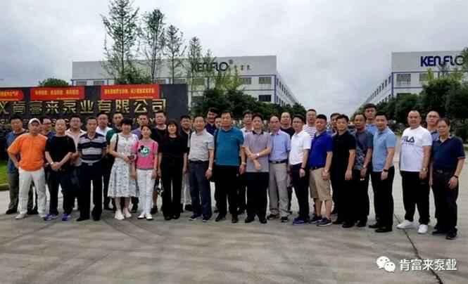 与会人员在遵义石家庄弘正多媒体制作有限公司有限公司大门口合影留念